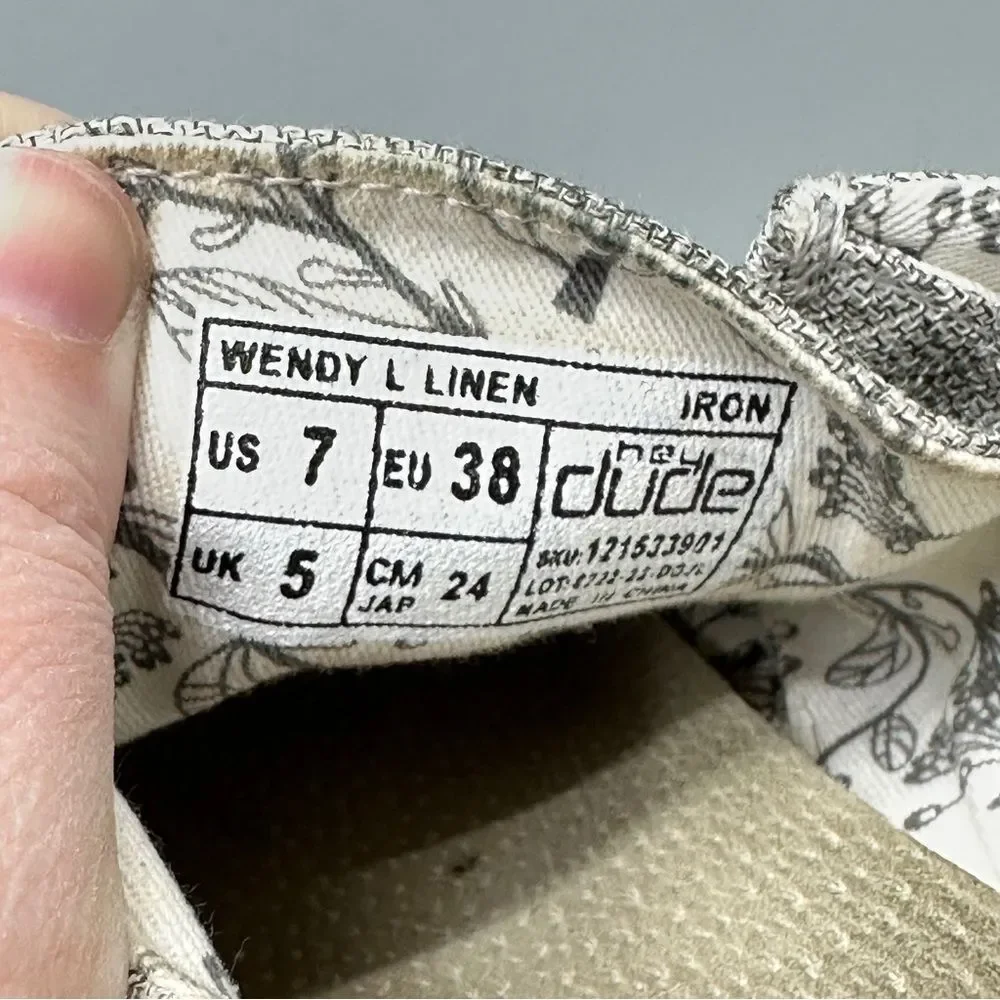 Hey Dude Wendy Gray‎ White Linen Slip-On Loafers. women's 7
